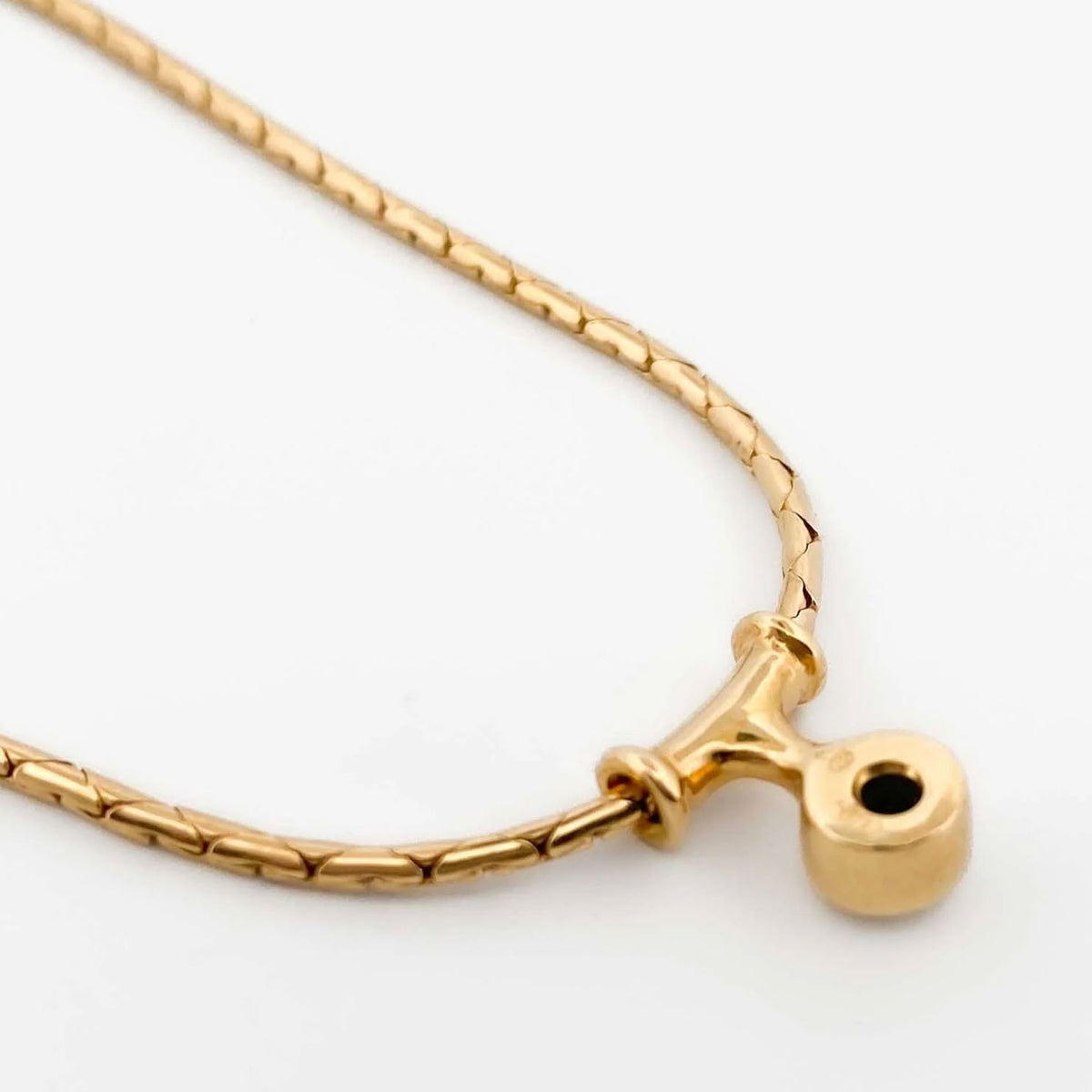 Comprar collar semirrígido de oro amarillo de 18kt de 42cm de largo con diamante y cierre tipo mosquetón. Joyas de segunda mano. Joyería Ian'Or.