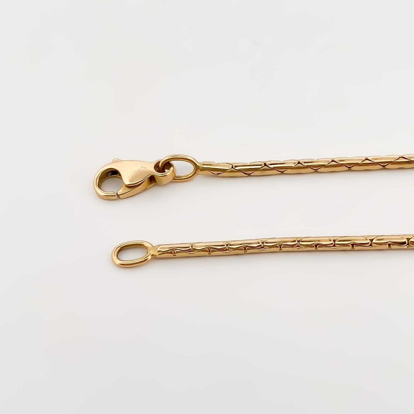 Comprar collar semirrígido de oro amarillo de 18kt de 42cm de largo con diamante y cierre tipo mosquetón. Joyas de segunda mano. Joyería Ian'Or.
