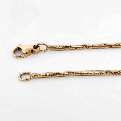 Comprar collar semirrígido de oro amarillo de 18kt de 42cm de largo con diamante y cierre tipo mosquetón. Joyas de segunda mano. Joyería Ian'Or.