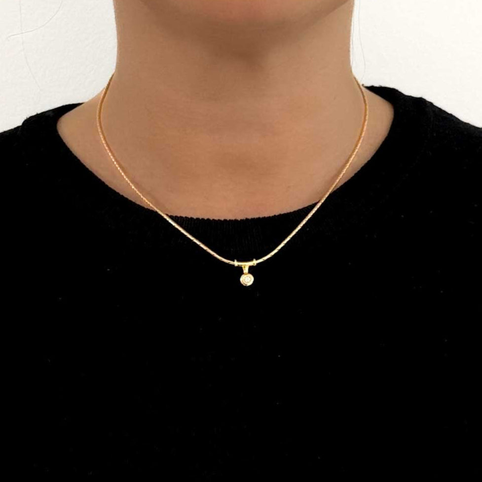 Comprar collar semirrígido de oro amarillo de 18kt de 42cm de largo con diamante y cierre tipo mosquetón. Joyas de segunda mano. Joyería Ian'Or.
