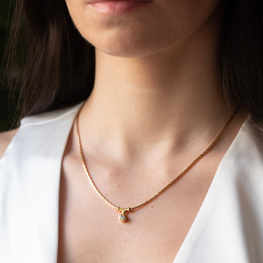 Comprar collar semirrígido de oro amarillo de 18kt de 42cm de largo con diamante y cierre tipo mosquetón. Joyas de segunda mano. Joyería Ian'Or.