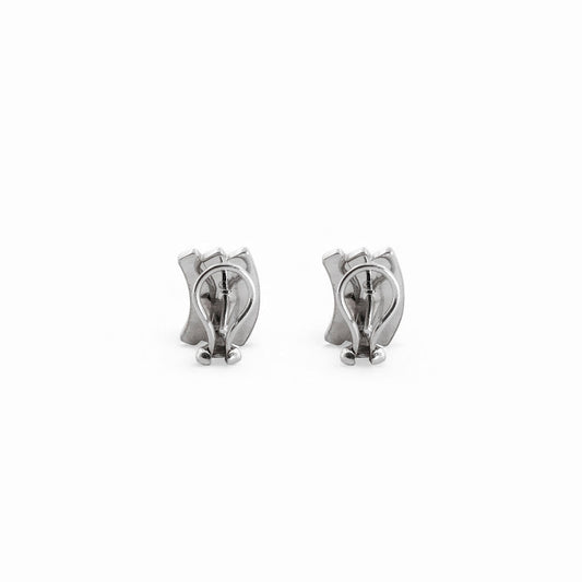 Comprar pendientes de oro blanco de 18kt con 7 diamantes talla brillante en cada pendiente. Cierre tipo omega. Joyas con diamantes baratas. Joyería Ian'Or.