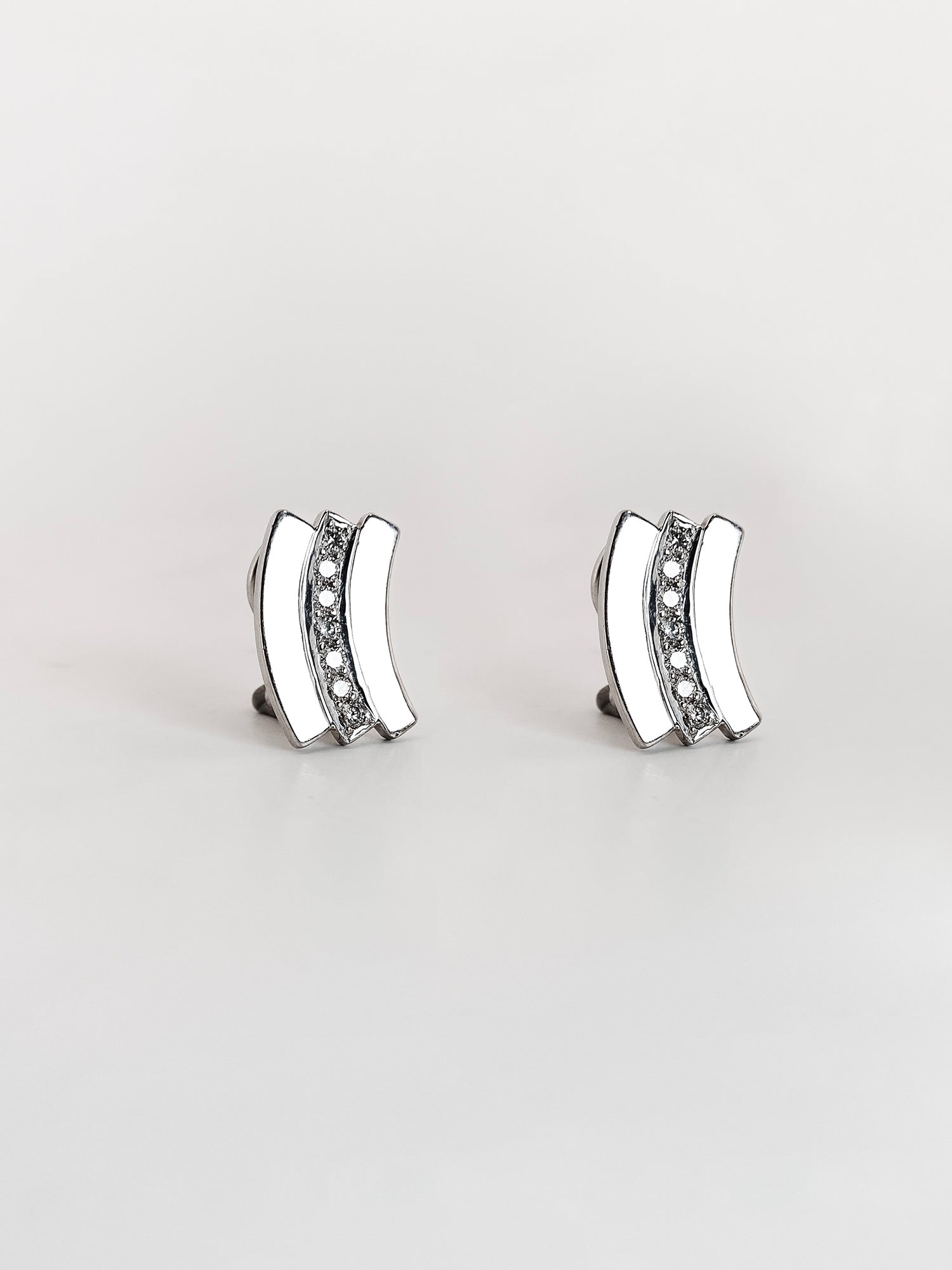 Comprar pendientes de oro blanco de 18kt con 7 diamantes talla brillante en cada pendiente. Cierre tipo omega. Joyas con diamantes baratas. Joyería Ian'Or.