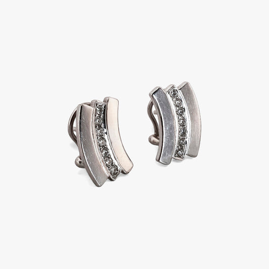 Comprar pendientes de oro blanco de 18kt con 7 diamantes talla brillante en cada pendiente. Cierre tipo omega. Joyas con diamantes baratas. Joyería Ian'Or.