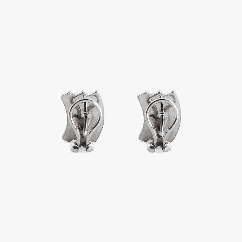 Comprar pendientes de oro blanco de 18kt con 7 diamantes talla brillante en cada pendiente. Cierre tipo omega. Joyas con diamantes baratas. Joyería Ian'Or.