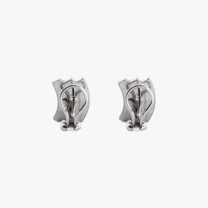 Comprar pendientes de oro blanco de 18kt con 7 diamantes talla brillante en cada pendiente. Cierre tipo omega. Joyas con diamantes baratas. Joyería Ian'Or.