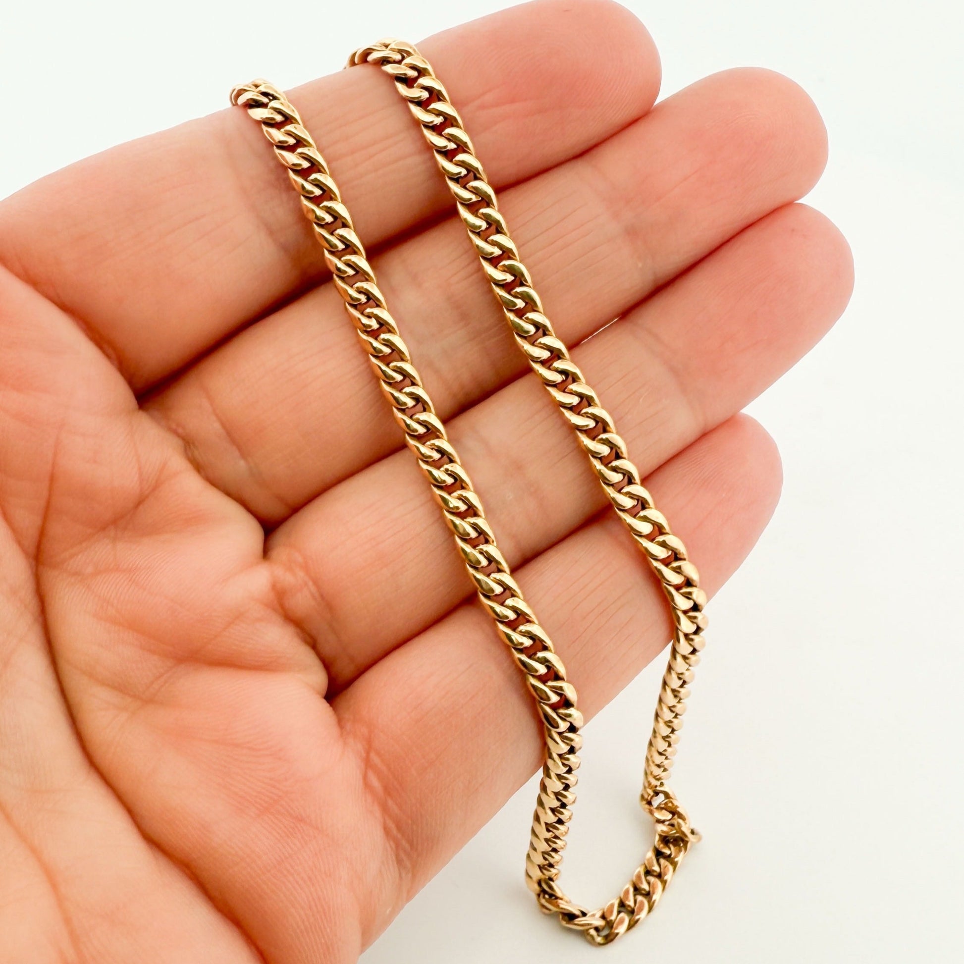 Comprar cadena realizada en oro amarillo de 18kt con cadena barbada tipo cubana plana de 3,80mm de grosor. Joya unisex.  Joyas restauradas. Envío gratis.