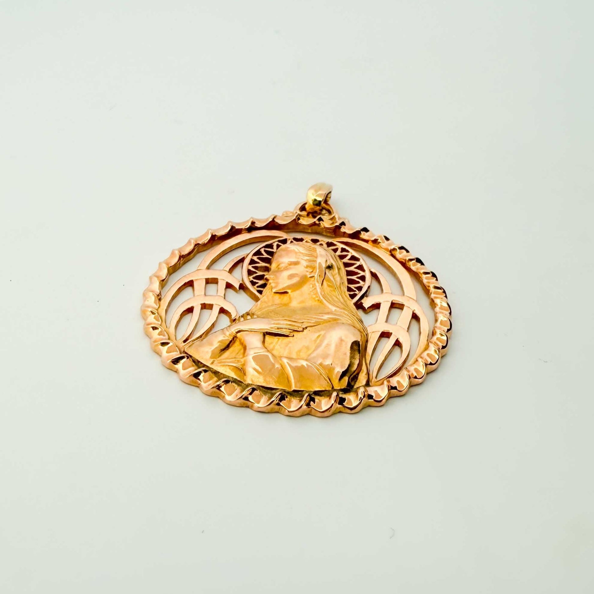 Comprar colgante medalla con grabado de la Virgen María realizado en oro amarillo de 18kt. Joyas de segunda mano. Restauramos joyas para darles una nueva vida.