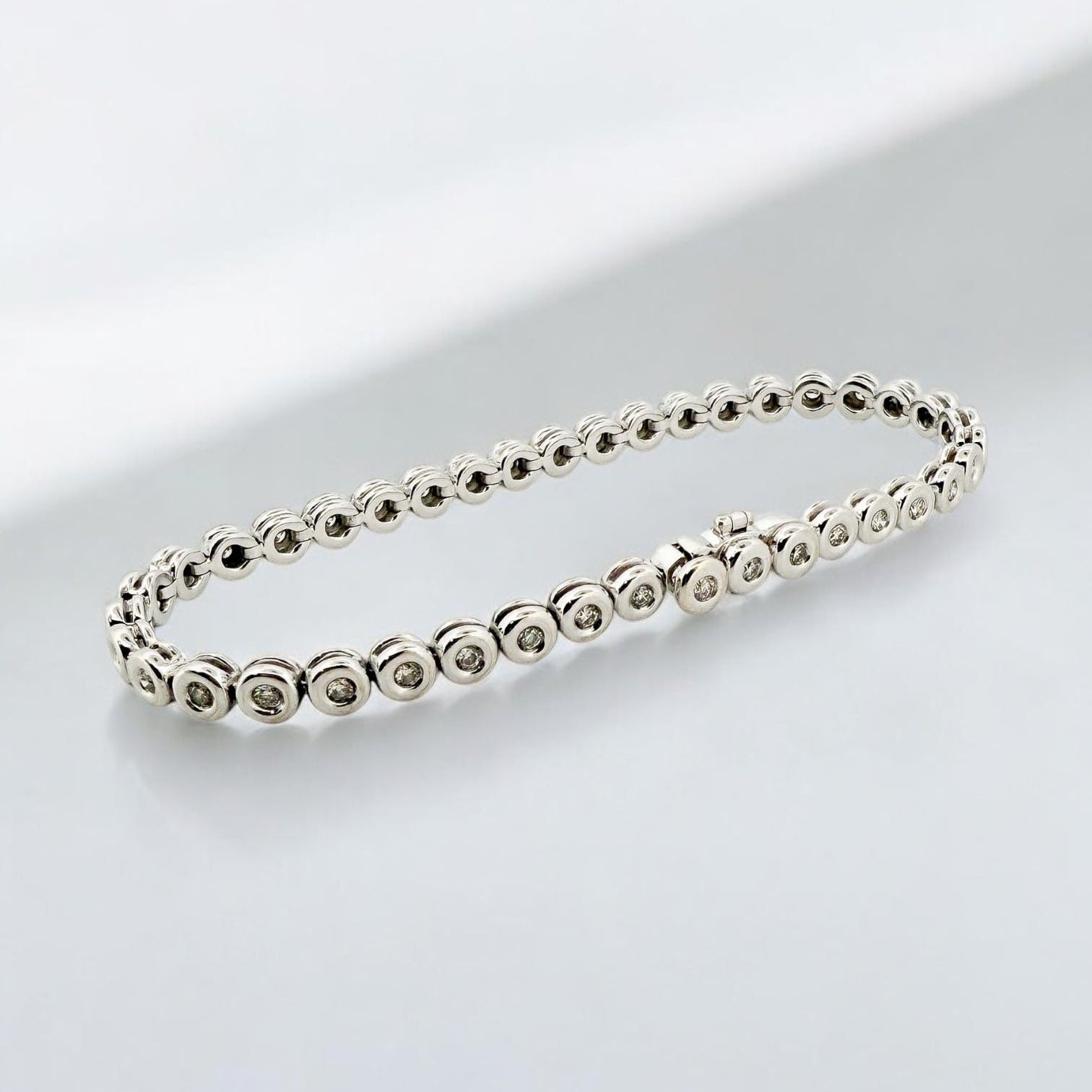 Pulsera en oro blanco Riviere de 18kt con 40 diamantes talla brillante. Medidas 17cm largo. Riviere en Ian'Or. Joyas de segunda mano. Joyería Ian'Or.