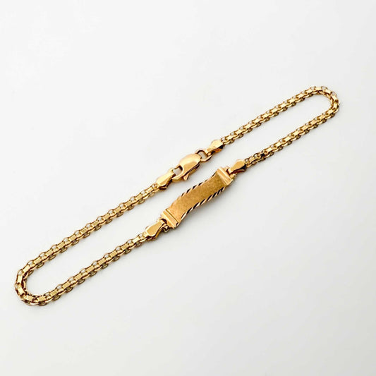 Pulsera no me olvides de oro amarillo de 18kt con cadena Bismark y placa para grabar. Cierre tipo reasa. Pulseras de segunda mano de oro de 18kt en Barcelona.
