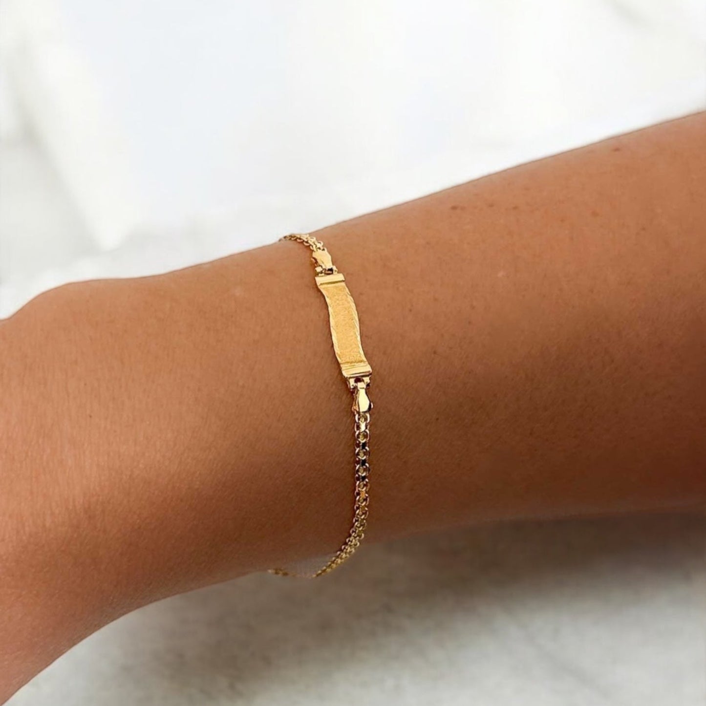 Pulsera no me olvides de oro amarillo de 18kt con cadena Bismark y placa para grabar. Cierre tipo reasa. Pulseras de segunda mano de oro de 18kt en Barcelona.
