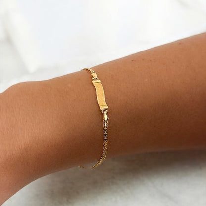 Pulsera no me olvides de oro amarillo de 18kt con cadena Bismark y placa para grabar. Cierre tipo reasa. Pulseras de segunda mano de oro de 18kt en Barcelona.