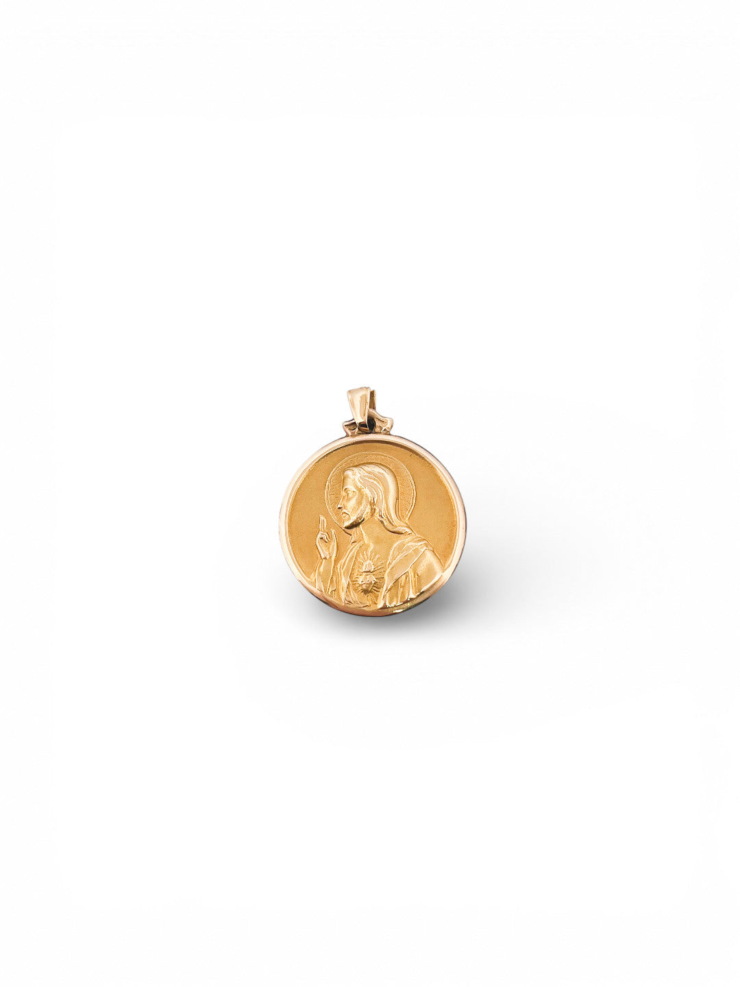 Comprar colgante medalla escapulario realizado en oro amarillo de 18kt con grabado de la Virgen del Carmen y el corazón de Jesús. Joyas de oro al mejor precio