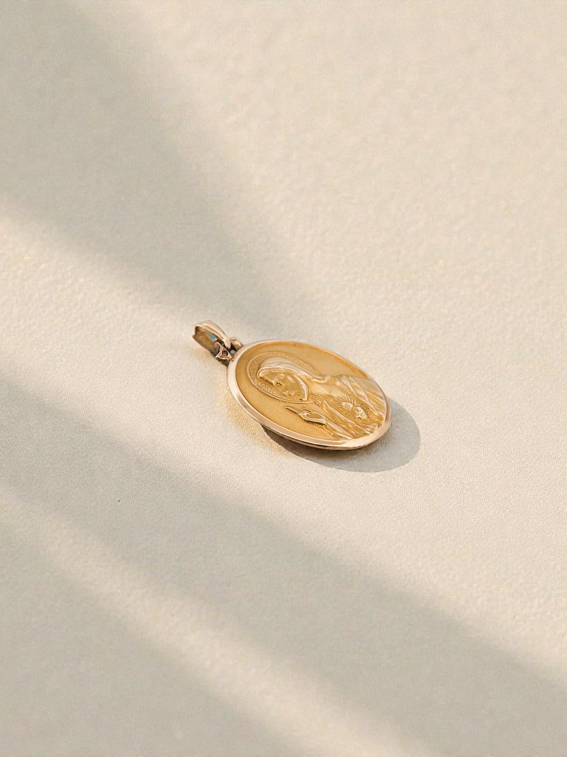 Comprar colgante medalla escapulario realizado en oro amarillo de 18kt con grabado de la Virgen del Carmen y el corazón de Jesús. Joyas de oro al mejor precio