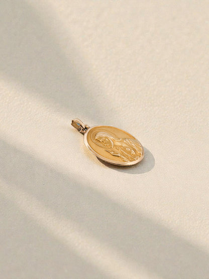 Comprar colgante medalla escapulario realizado en oro amarillo de 18kt con grabado de la Virgen del Carmen y el corazón de Jesús. Joyas de oro al mejor precio