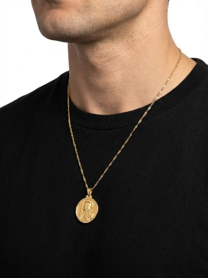 Comprar colgante medalla escapulario realizado en oro amarillo de 18kt con grabado de la Virgen del Carmen y el corazón de Jesús. Joyas de oro al mejor precio