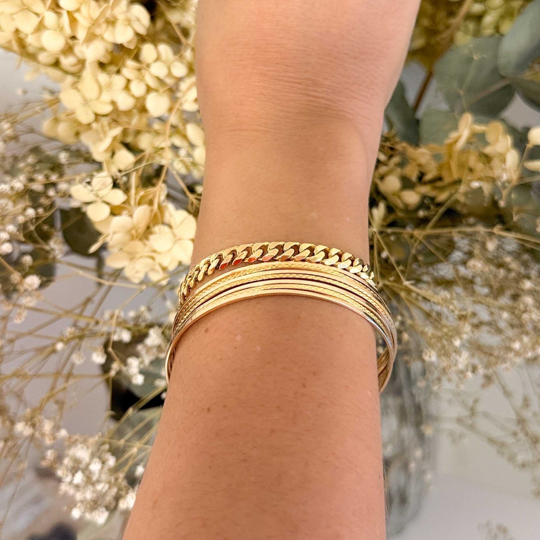 Comprar pulsera realizada en oro amarillo de 18kt con siete bandas unidas. Compra de joyas al mejor precio en Barcelona. Joyería Ian'Or. Envío gratis.
