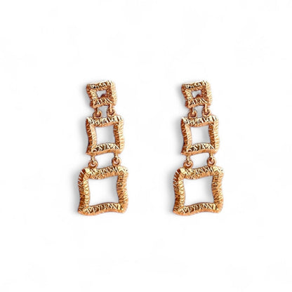 Comprar pendientes largos realizados en oro amarillo de 18kt originales de la firma TOUS en forma de cuadrados irregulares con textura. Ian'Or. Envío gratis. 