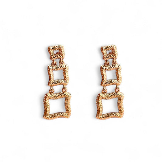 Comprar pendientes largos realizados en oro amarillo de 18kt originales de la firma TOUS en forma de cuadrados irregulares con textura. Ian'Or. Envío gratis. 