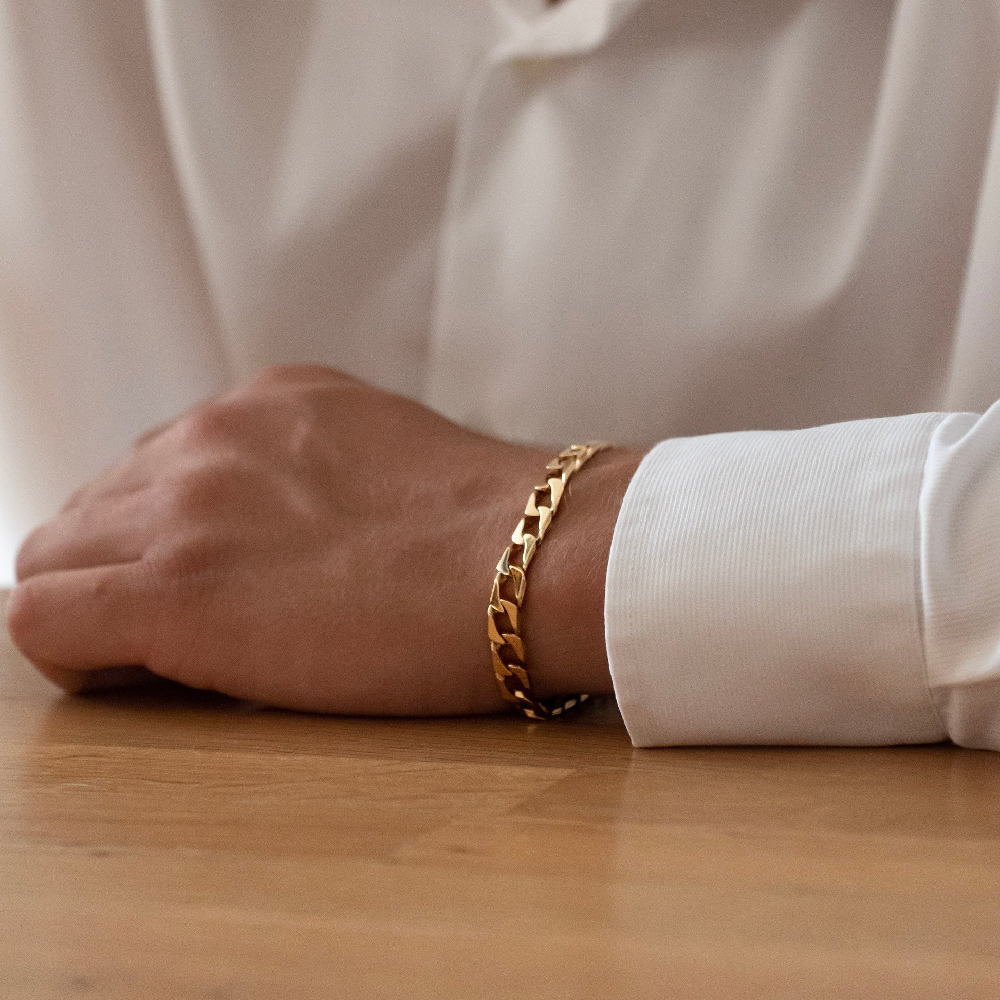 Comprar pulsera tipo cadena barbada realizada en oro amarillo de 18kt. Joya unisex. Pulseras de hombre de oro 18kt. Joyas restauradas. Joyería Ian'Or.