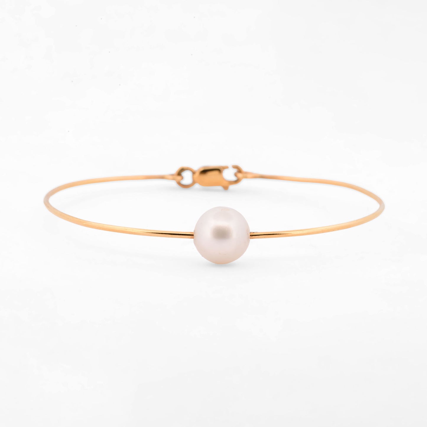 Comprar pulsera tipo esclava de oro amarillo de 18k con una perla cultivada de 9.08mm, una pieza minimalista y elegante que habla por si sola. Envío gratuito