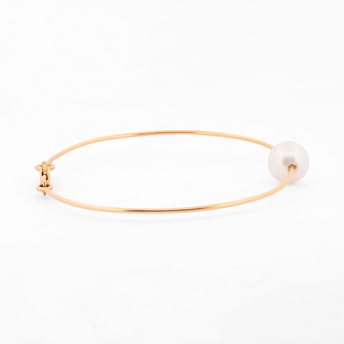 Comprar pulsera tipo esclava de oro amarillo de 18k con una perla cultivada de 9.08mm, una pieza minimalista y elegante que habla por si sola. Envío gratuito