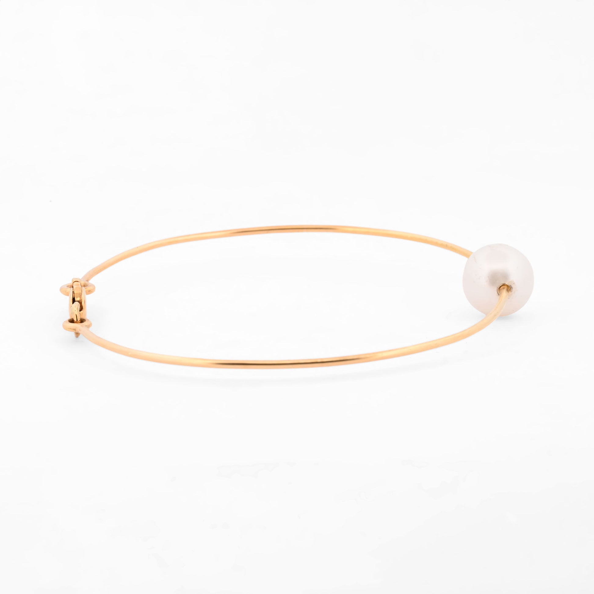 Comprar pulsera tipo esclava de oro amarillo de 18k con una perla cultivada de 9.08mm, una pieza minimalista y elegante que habla por si sola. Envío gratuito