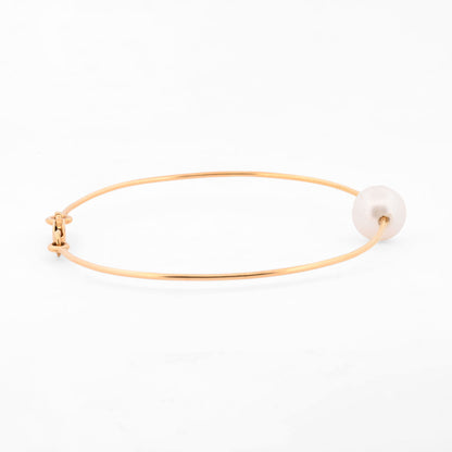 Comprar pulsera tipo esclava de oro amarillo de 18k con una perla cultivada de 9.08mm, una pieza minimalista y elegante que habla por si sola. Envío gratuito