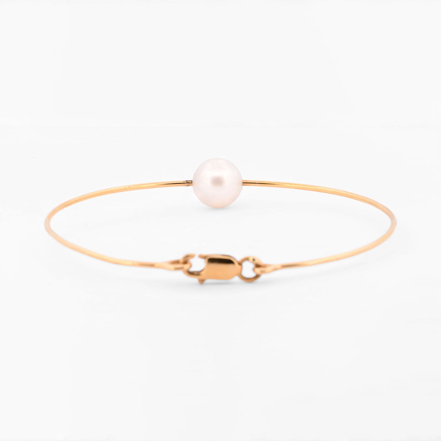 Comprar pulsera tipo esclava de oro amarillo de 18k con una perla cultivada de 9.08mm, una pieza minimalista y elegante que habla por si sola. Envío gratuito