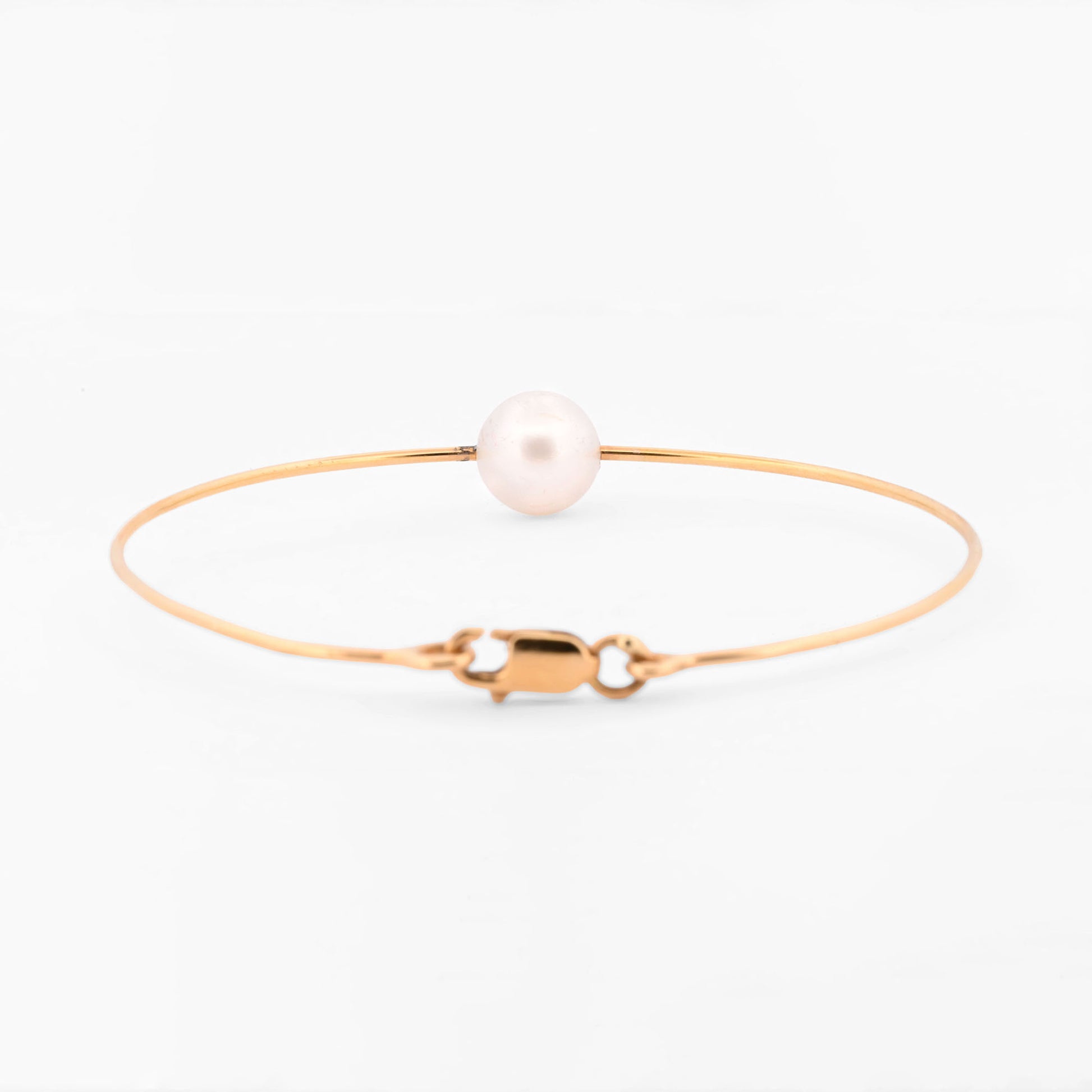 Comprar pulsera tipo esclava de oro amarillo de 18k con una perla cultivada de 9.08mm, una pieza minimalista y elegante que habla por si sola. Envío gratuito