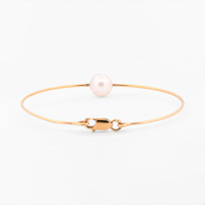 Comprar pulsera tipo esclava de oro amarillo de 18k con una perla cultivada de 9.08mm, una pieza minimalista y elegante que habla por si sola. Envío gratuito