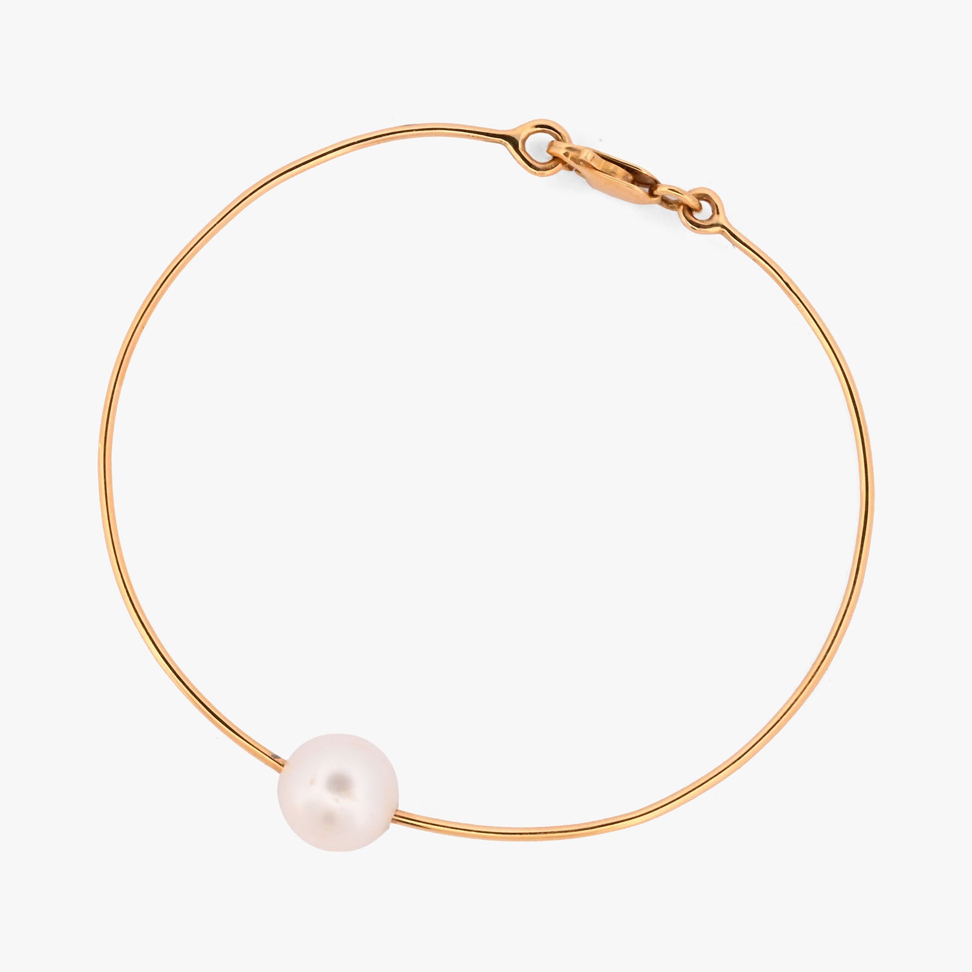 Comprar pulsera tipo esclava de oro amarillo de 18k con una perla cultivada de 9.08mm, una pieza minimalista y elegante que habla por si sola. Envío gratuito