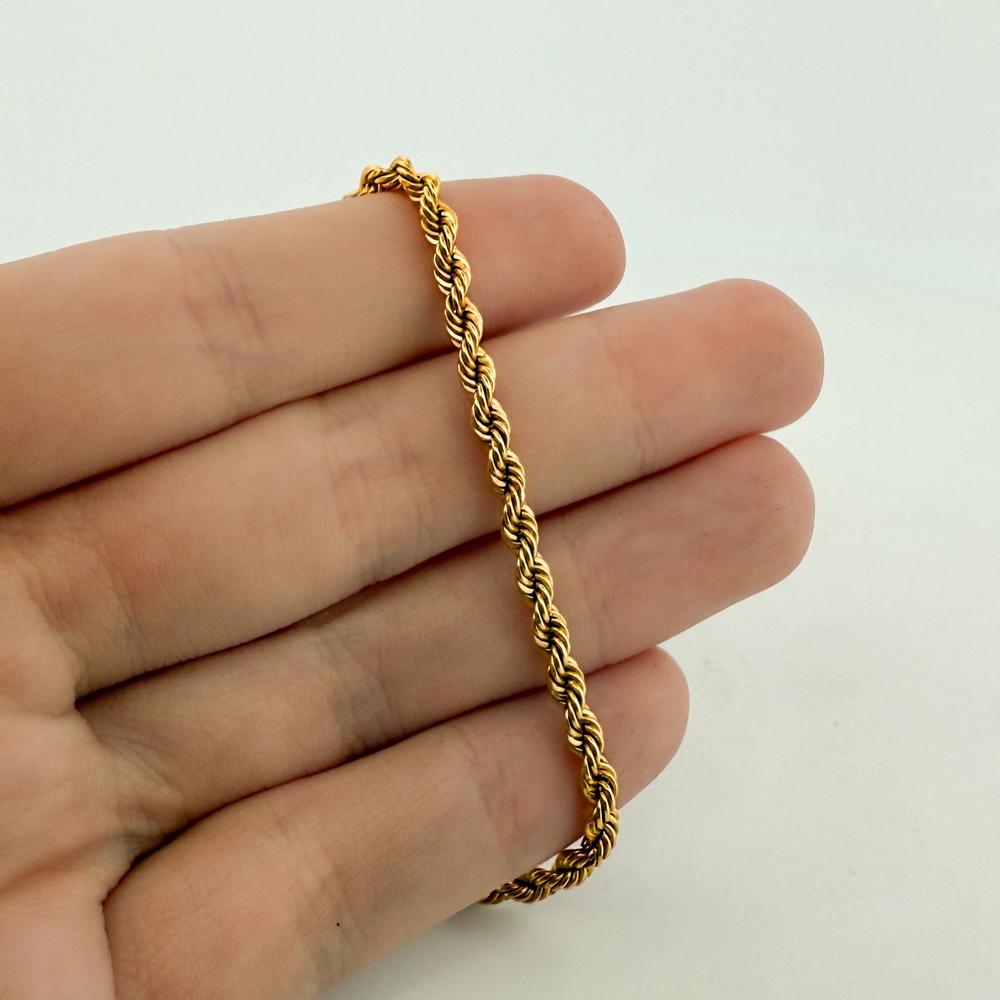 Comprar collar de oro amarillo de 18kt con cadena de cordón salomónico. La cadena mide 60,5cm de largo y dispone de cierre tipo mosquetón. Joyería Ian'Or.

