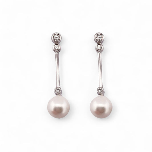 Comprar pendientes largos de oro blanco de 18kt, con diamantes y perlas cultivadas. Cierre a presión. Pendientes muy especiales para novias. Envío GRATIS.
