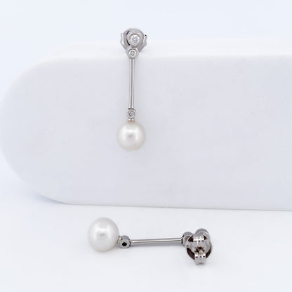 Comprar pendientes largos de oro blanco de 18kt, con diamantes y perlas cultivadas. Cierre a presión. Pendientes muy especiales para novias. Envío GRATIS.
