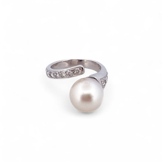 Comprar sortija abierta de oro blanco de 18kt con diamantes talla brillante y perla. Joyería compro oro en Barcelona. Joyas con diamantes baratas. Ian'Or.