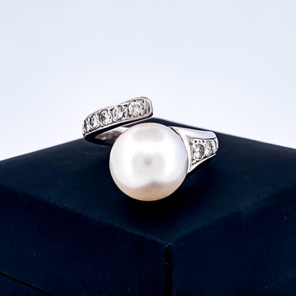 Comprar sortija abierta de oro blanco de 18kt con diamantes talla brillante y perla. Joyería compro oro en Barcelona. Joyas con diamantes baratas. Ian'Or.