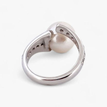 Comprar sortija abierta de oro blanco de 18kt con diamantes talla brillante y perla. Joyería compro oro en Barcelona. Joyas con diamantes baratas. Ian'Or.