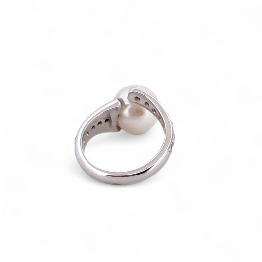 Comprar sortija abierta de oro blanco de 18kt con diamantes talla brillante y perla. Joyería compro oro en Barcelona. Joyas con diamantes baratas. Ian'Or.