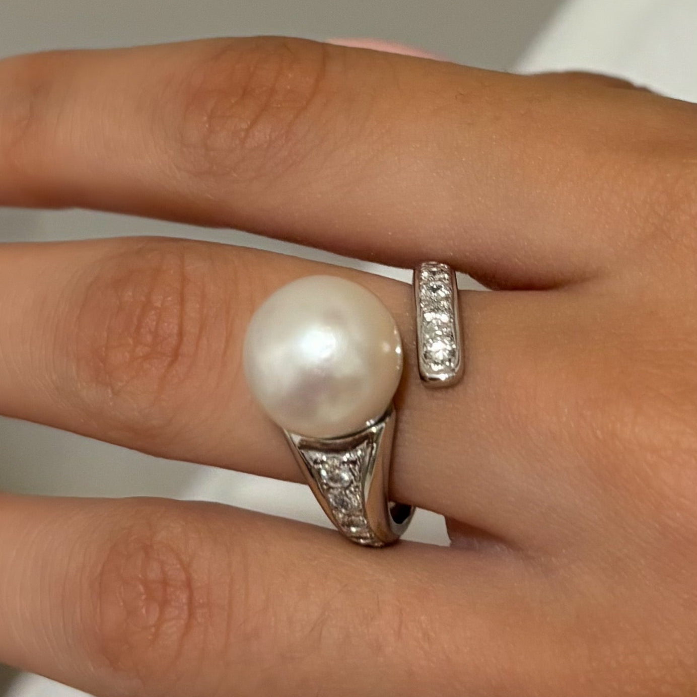 Comprar sortija abierta de oro blanco de 18kt con diamantes talla brillante y perla. Joyería compro oro en Barcelona. Joyas con diamantes baratas. Ian'Or.