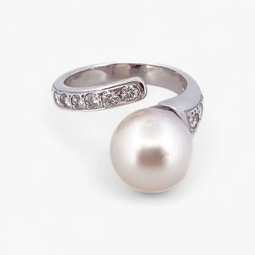 Comprar sortija abierta de oro blanco de 18kt con diamantes talla brillante y perla. Joyería compro oro en Barcelona. Joyas con diamantes baratas. Ian'Or.