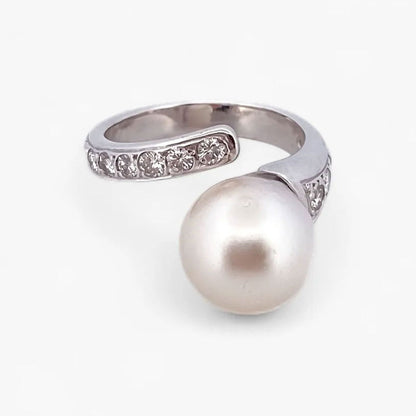 Comprar sortija abierta de oro blanco de 18kt con diamantes talla brillante y perla. Joyería compro oro en Barcelona. Joyas con diamantes baratas. Ian'Or.