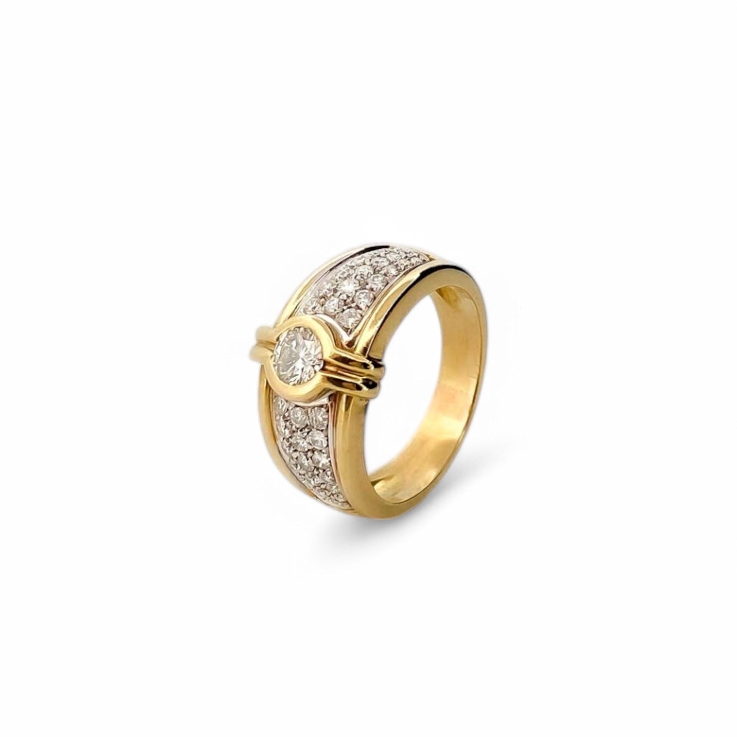 Sortija realizada en oro amarillo de 18kt con brillante central y pavé 36 diamantes talla brillante en los brazos. Joyas de segunda mano. Joyas con diamantes. Joyería Ian'Or. 