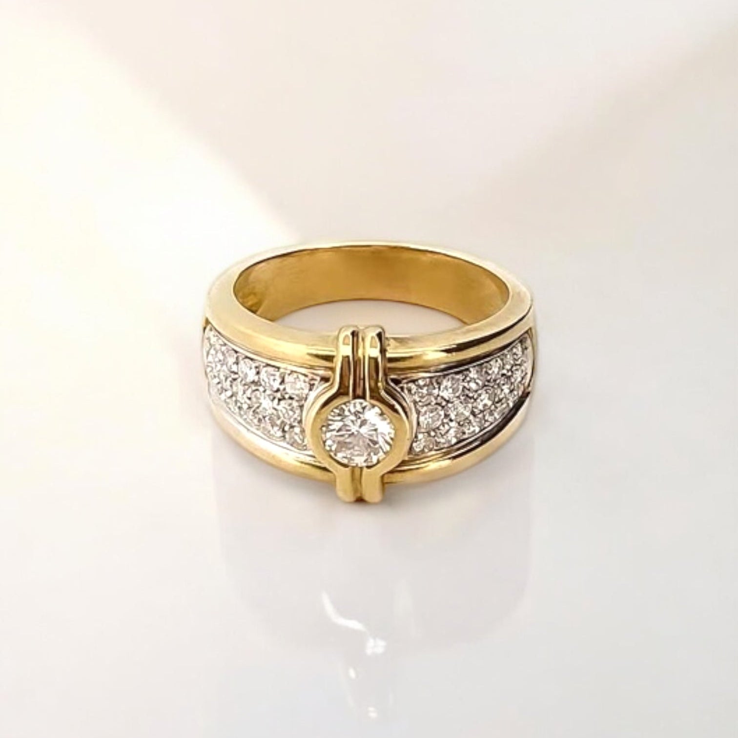 Sortija realizada en oro amarillo de 18kt con brillante central y pavé 36 diamantes talla brillante en los brazos. Joyas de segunda mano. Joyas con diamantes. Joyería Ian'Or. 
