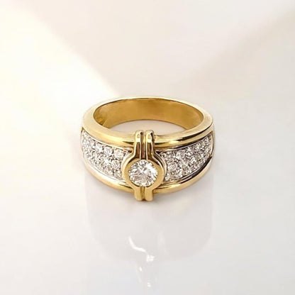 Sortija realizada en oro amarillo de 18kt con brillante central y pavé 36 diamantes talla brillante en los brazos. Joyas de segunda mano. Joyas con diamantes. Joyería Ian'Or. 