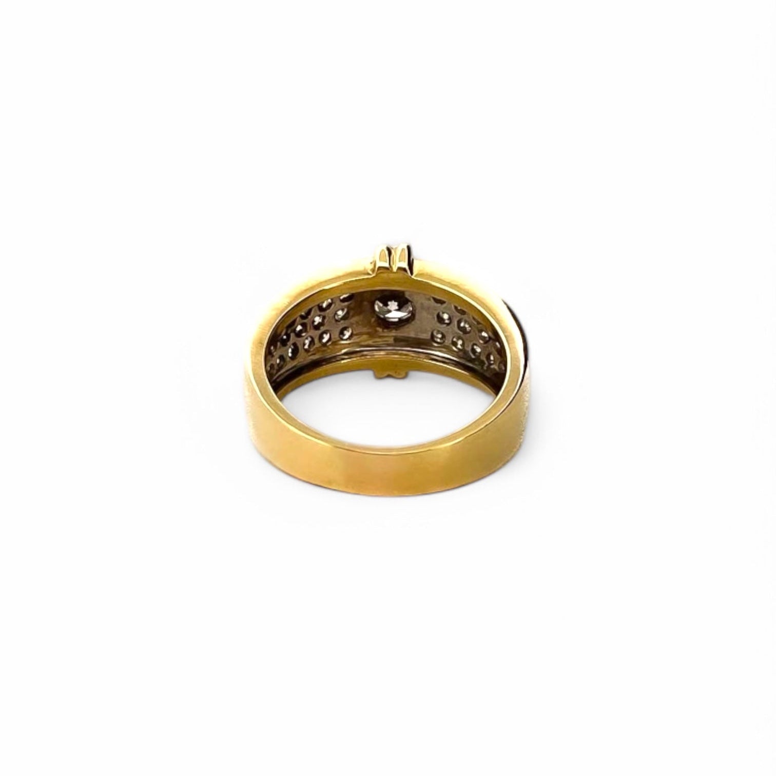 Sortija realizada en oro amarillo de 18kt con brillante central y pavé 36 diamantes talla brillante en los brazos. Joyas de segunda mano. Joyas con diamantes. Joyería Ian'Or. 