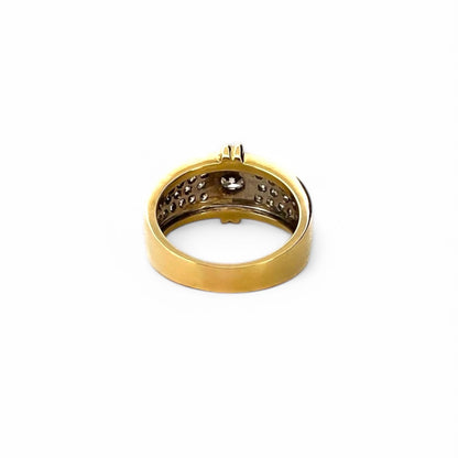 Sortija realizada en oro amarillo de 18kt con brillante central y pavé 36 diamantes talla brillante en los brazos. Joyas de segunda mano. Joyas con diamantes. Joyería Ian'Or. 