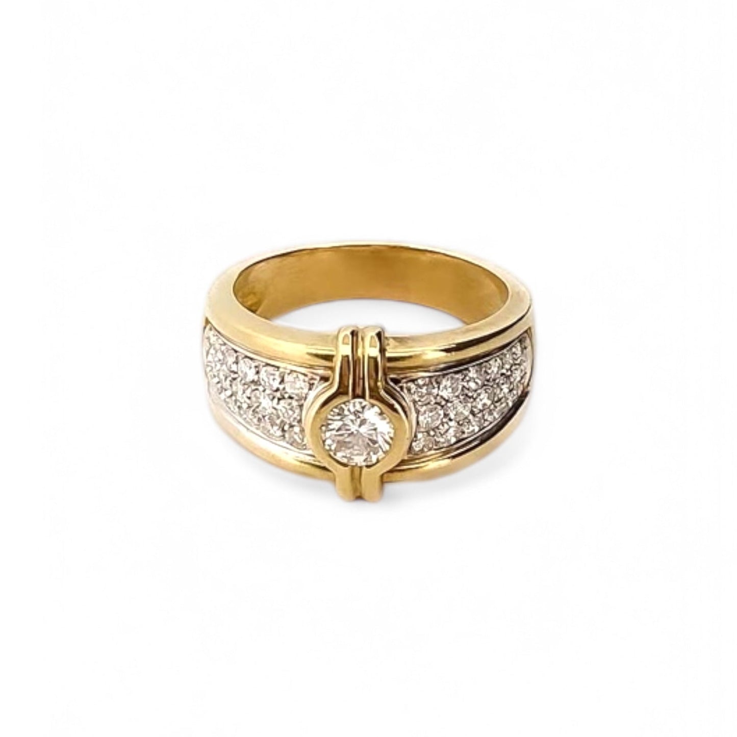 Sortija realizada en oro amarillo de 18kt con brillante central y pavé 36 diamantes talla brillante en los brazos. Joyas de segunda mano. Joyas con diamantes. Joyería Ian'Or. 