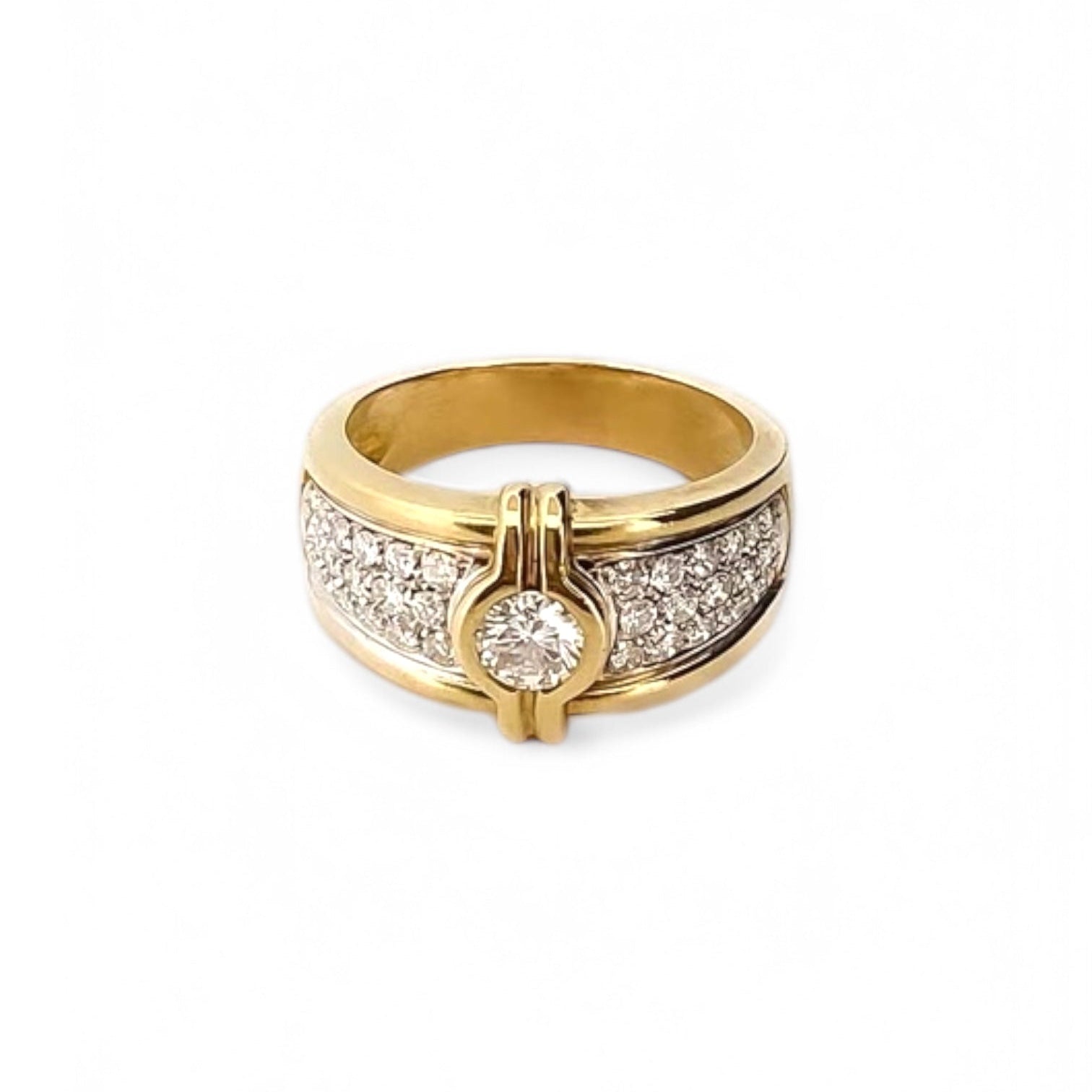 Sortija realizada en oro amarillo de 18kt con brillante central y pavé 36 diamantes talla brillante en los brazos. Joyas de segunda mano. Joyas con diamantes. Joyería Ian'Or. 