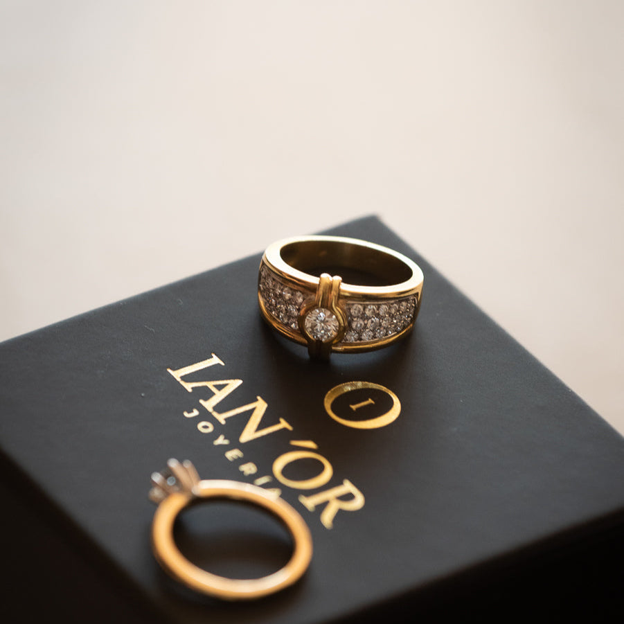 Sortija realizada en oro amarillo de 18kt con brillante central y pavé 36 diamantes talla brillante en los brazos. Joyas de segunda mano. Joyas con diamantes. Joyería Ian'Or. 